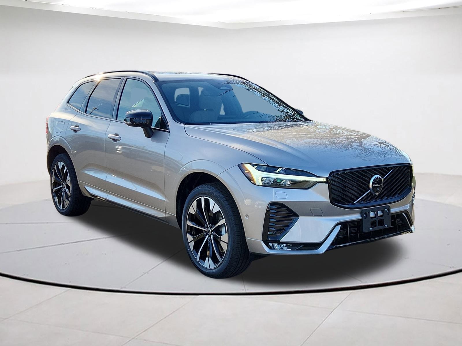 2026 Volvo XC60 Plus's photo