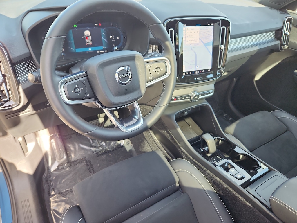 Certified 2025 Volvo XC40 B5 Plus Dark Theme B5 AWD Plus Dark Theme