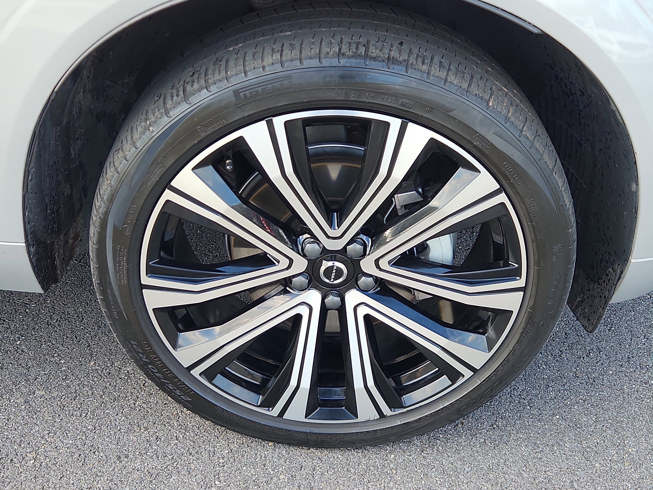 2023 Volvo XC60 B5 Ultimate photo 3