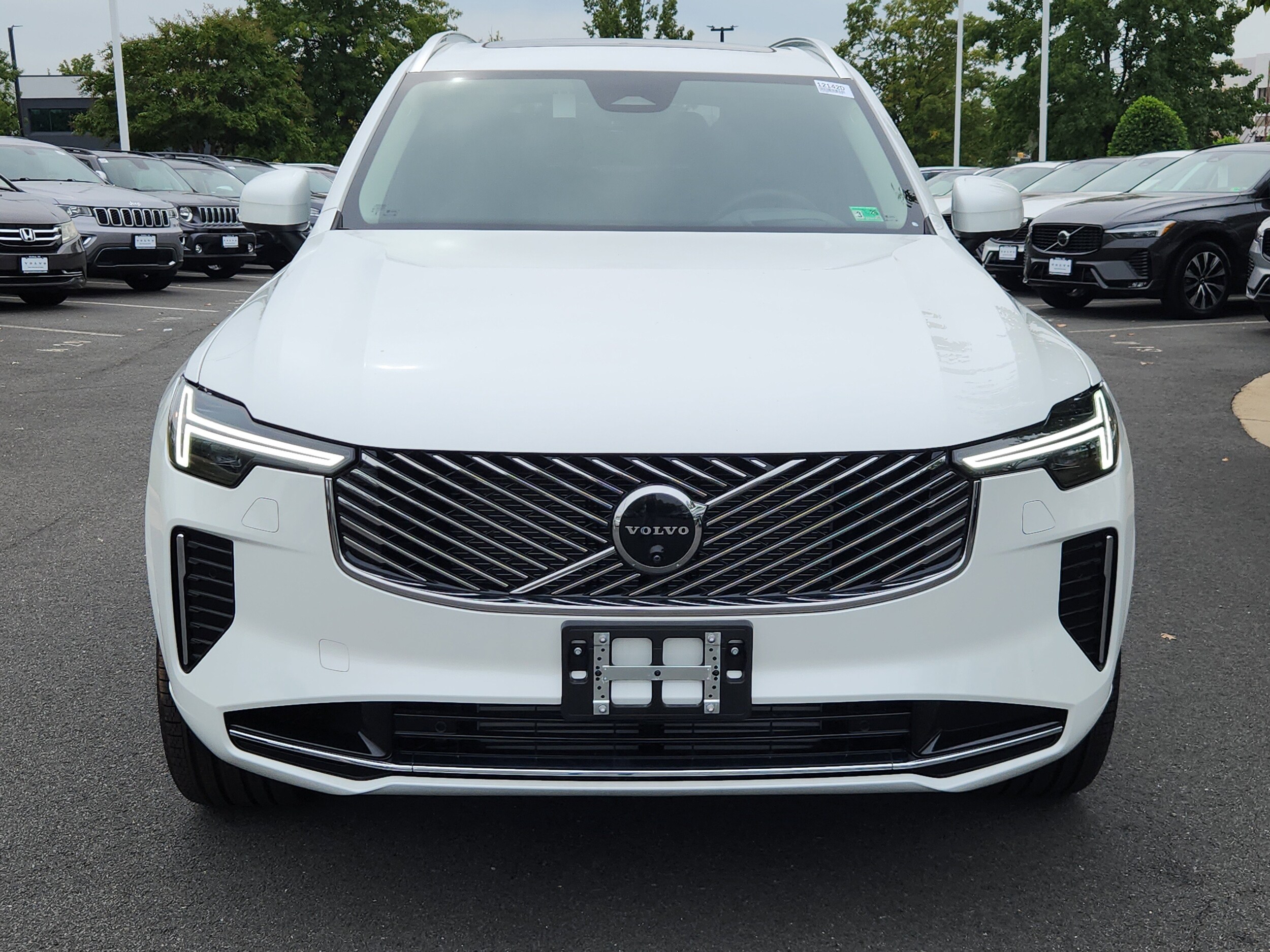 2025 Volvo XC90 T8 photo 2