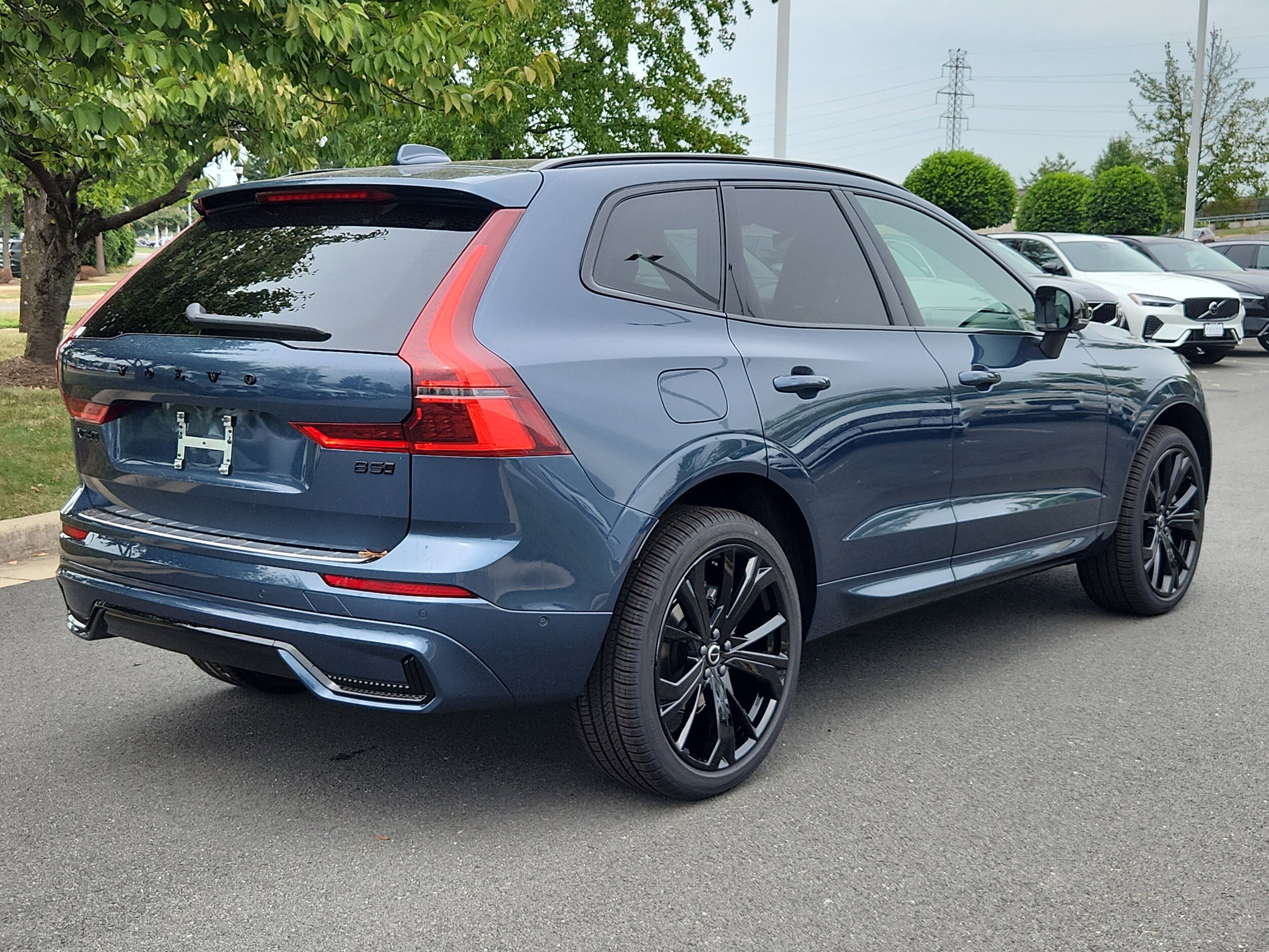 2026 Volvo XC60 B5 Black Edition photo 3