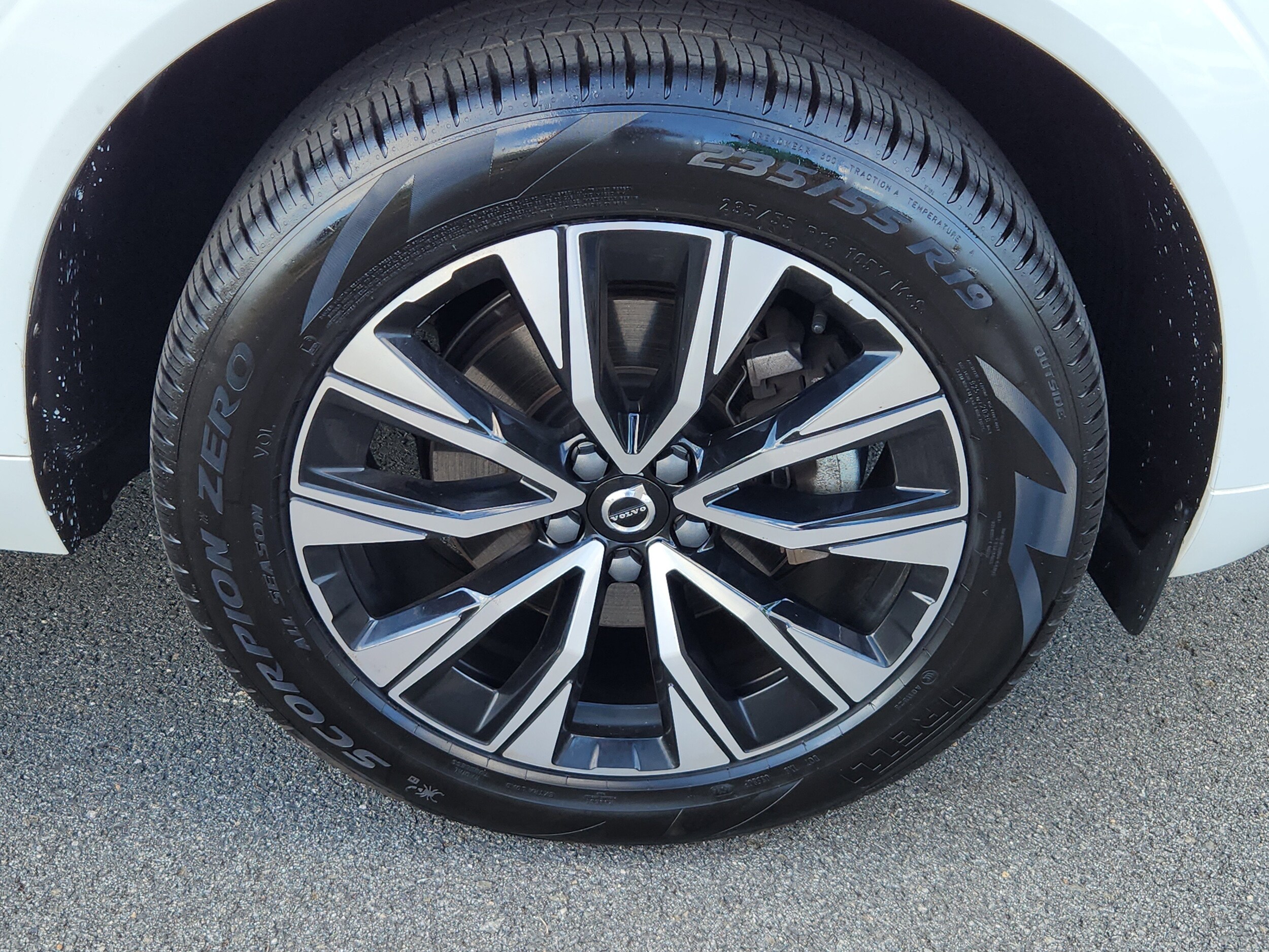 2023 Volvo XC60 B5 Plus photo 4