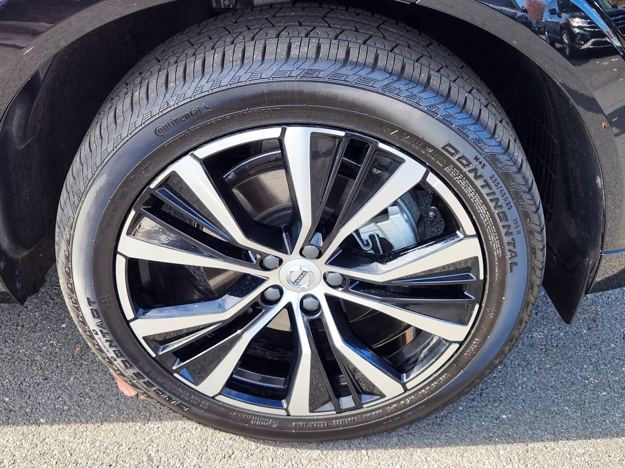 2025 Volvo XC60 B5 photo 3