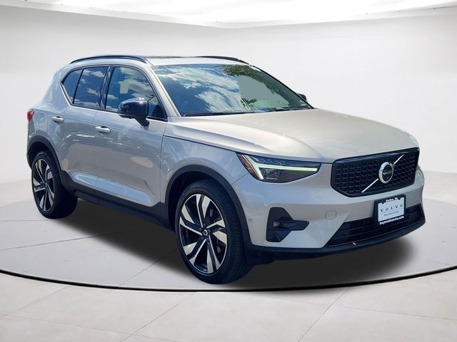 2023 Volvo XC40 B5 Ultimate Dark AWD's photo