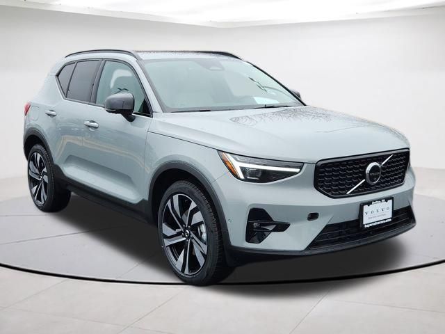 2026 Volvo XC40 B5 Ultra Dark AWD's photo