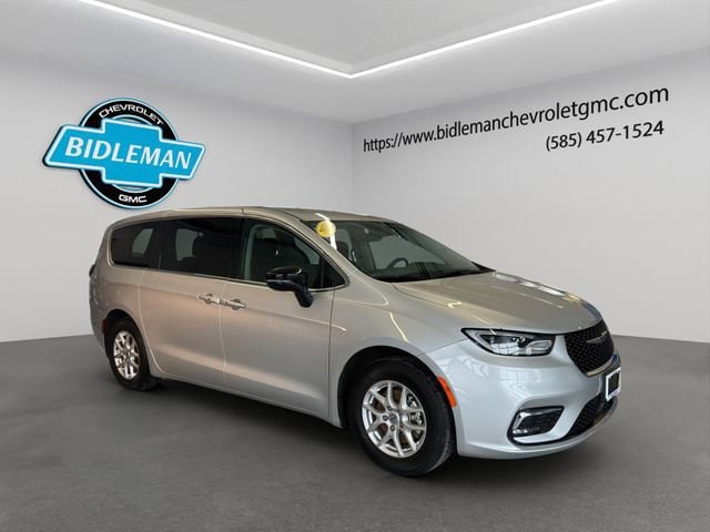 2024 Chrysler Pacifica Touring L's photo