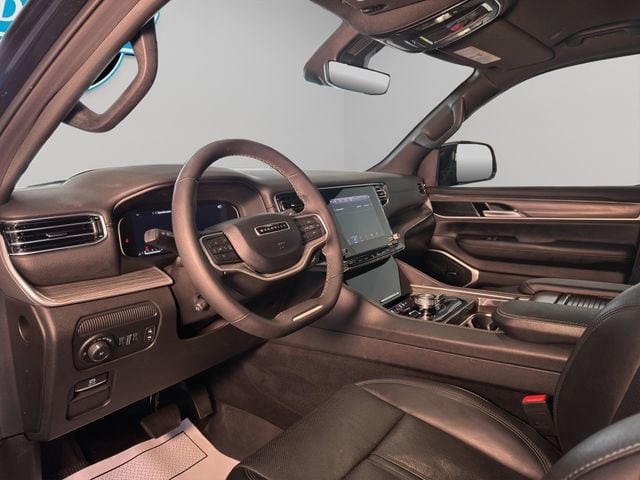 2024 Jeep Wagoneer L Series III - Photo 11