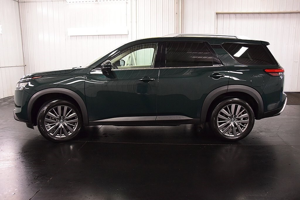 2023 Nissan Pathfinder SL photo 2