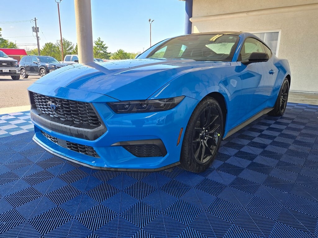 2025 Ford Mustang EcoBoost Premium photo 3