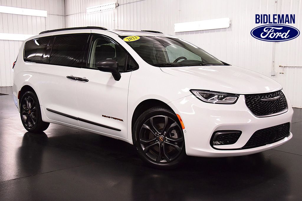 2023 Chrysler Pacifica Touring L AWD's photo