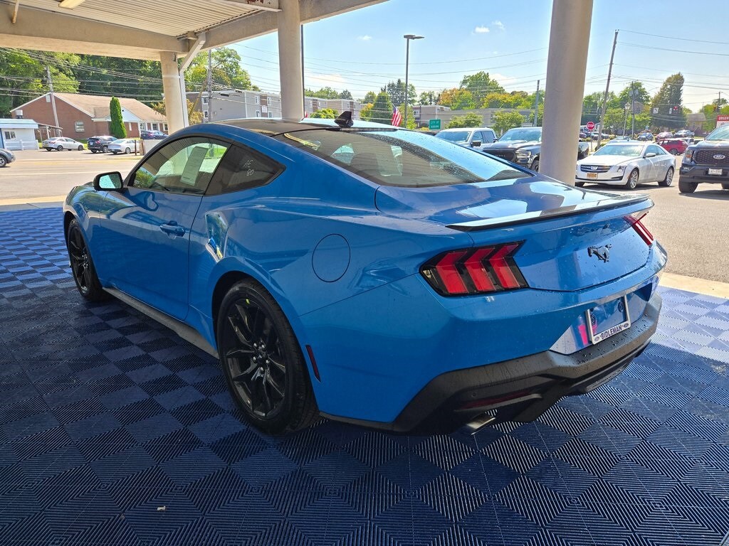 2025 Ford Mustang EcoBoost Premium photo 4
