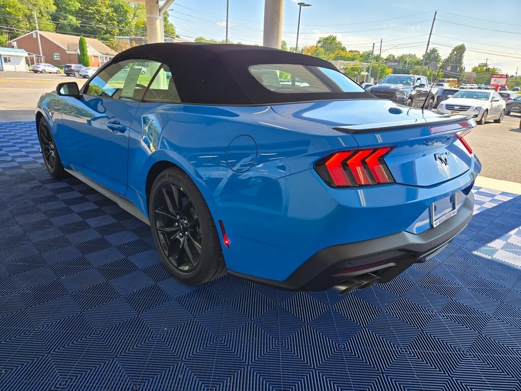 2025 Ford Mustang EcoBoost Premium photo 4
