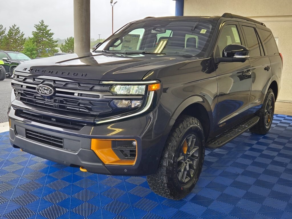 2025 Ford Expedition photo 2