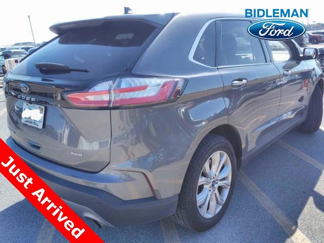 2022 Ford Edge Titanium photo 2
