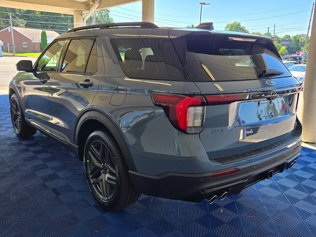 2025 Ford Explorer ST photo 4