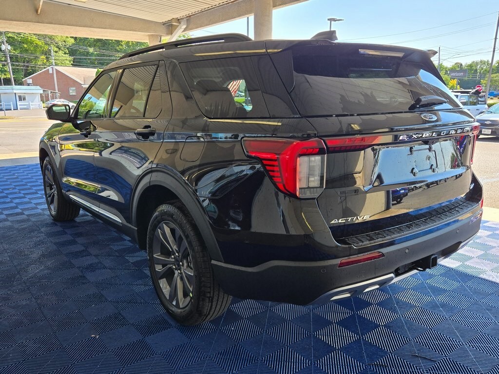 2025 Ford Explorer photo 2