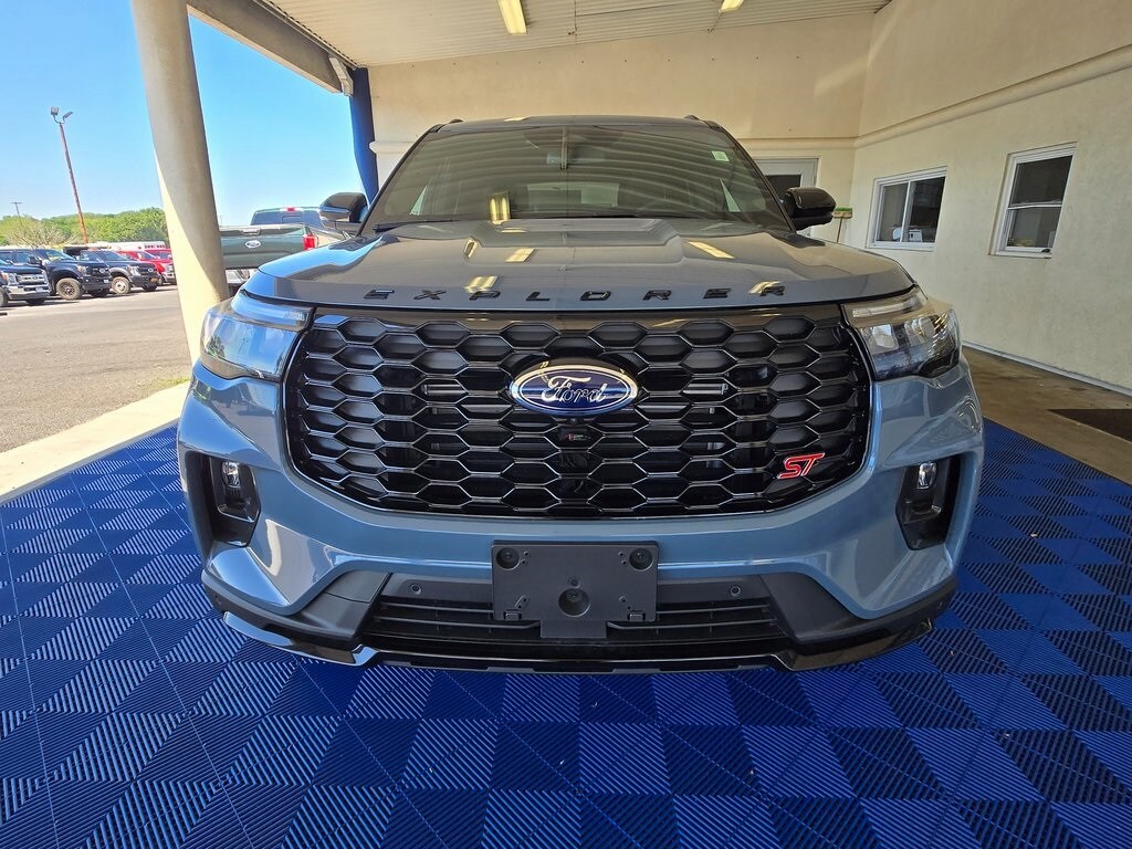 2025 Ford Explorer ST photo 2