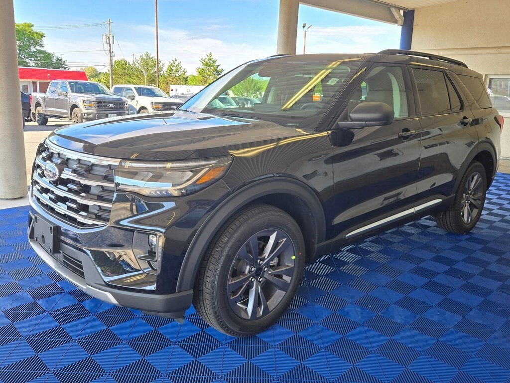2025 Ford Explorer photo 2