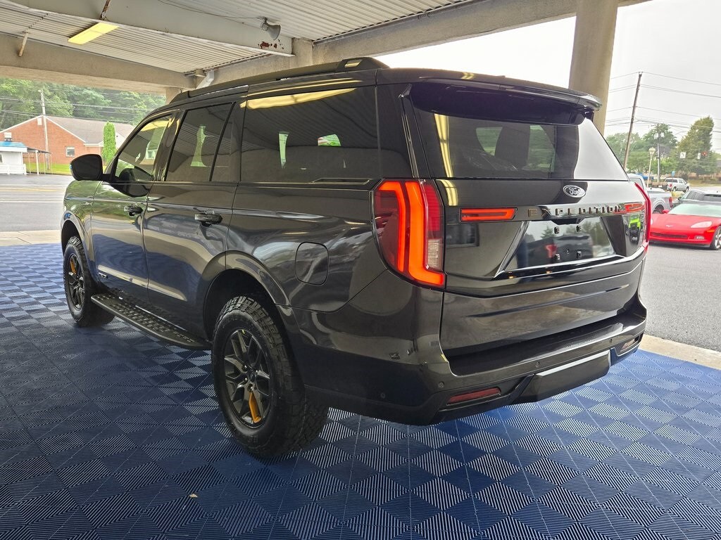 2025 Ford Expedition photo 3