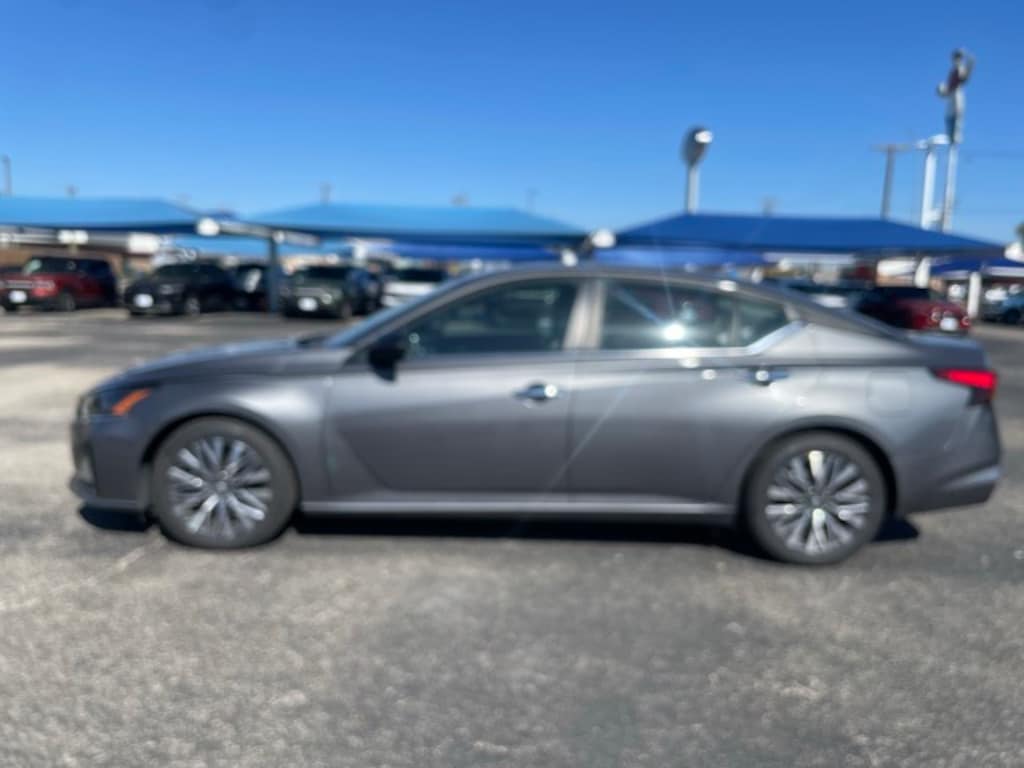 Used 2024 Nissan Altima 2.5 SV Sedan