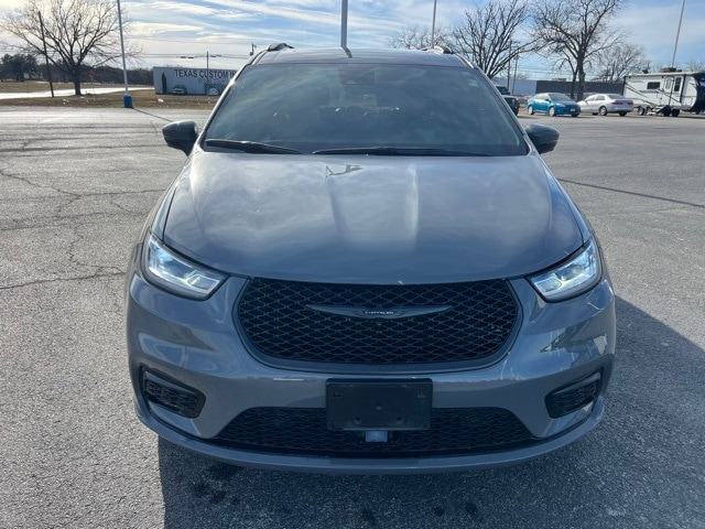 2023 Chrysler Pacifica Touring L's photo