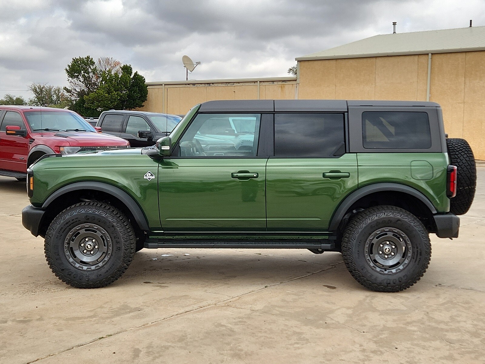 2024 Ford Bronco Outer Banks photo 2