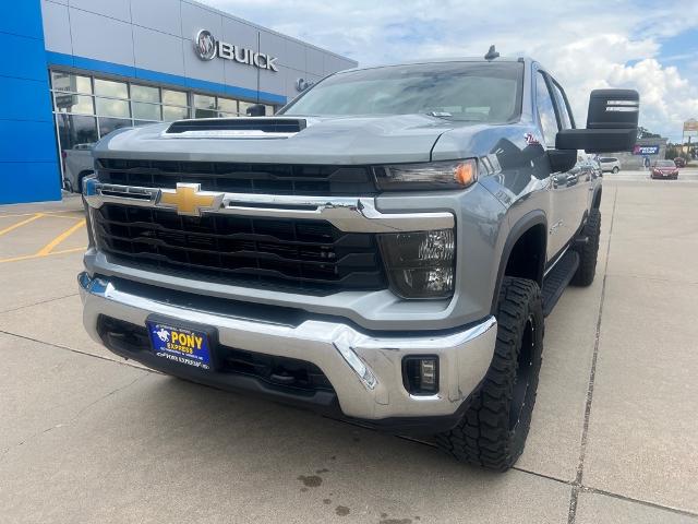 2024 Chevrolet Silverado 2500HD LT photo 2