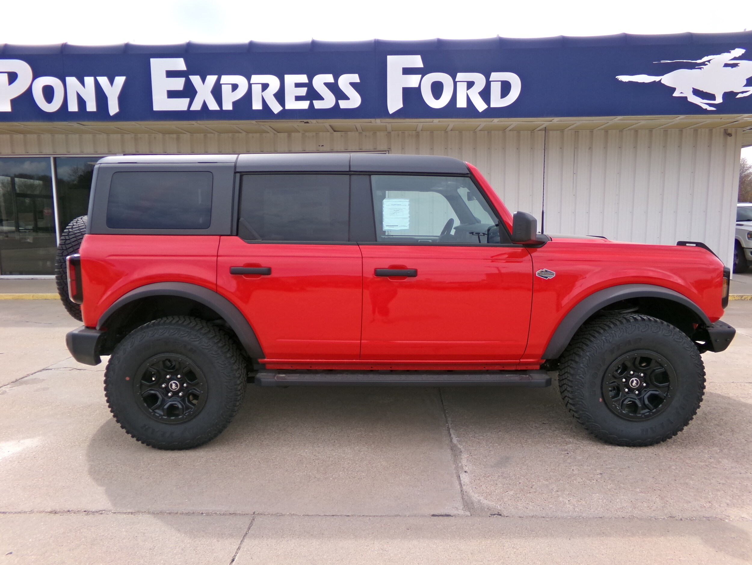 2024 Ford Bronco Wildtrak photo 2