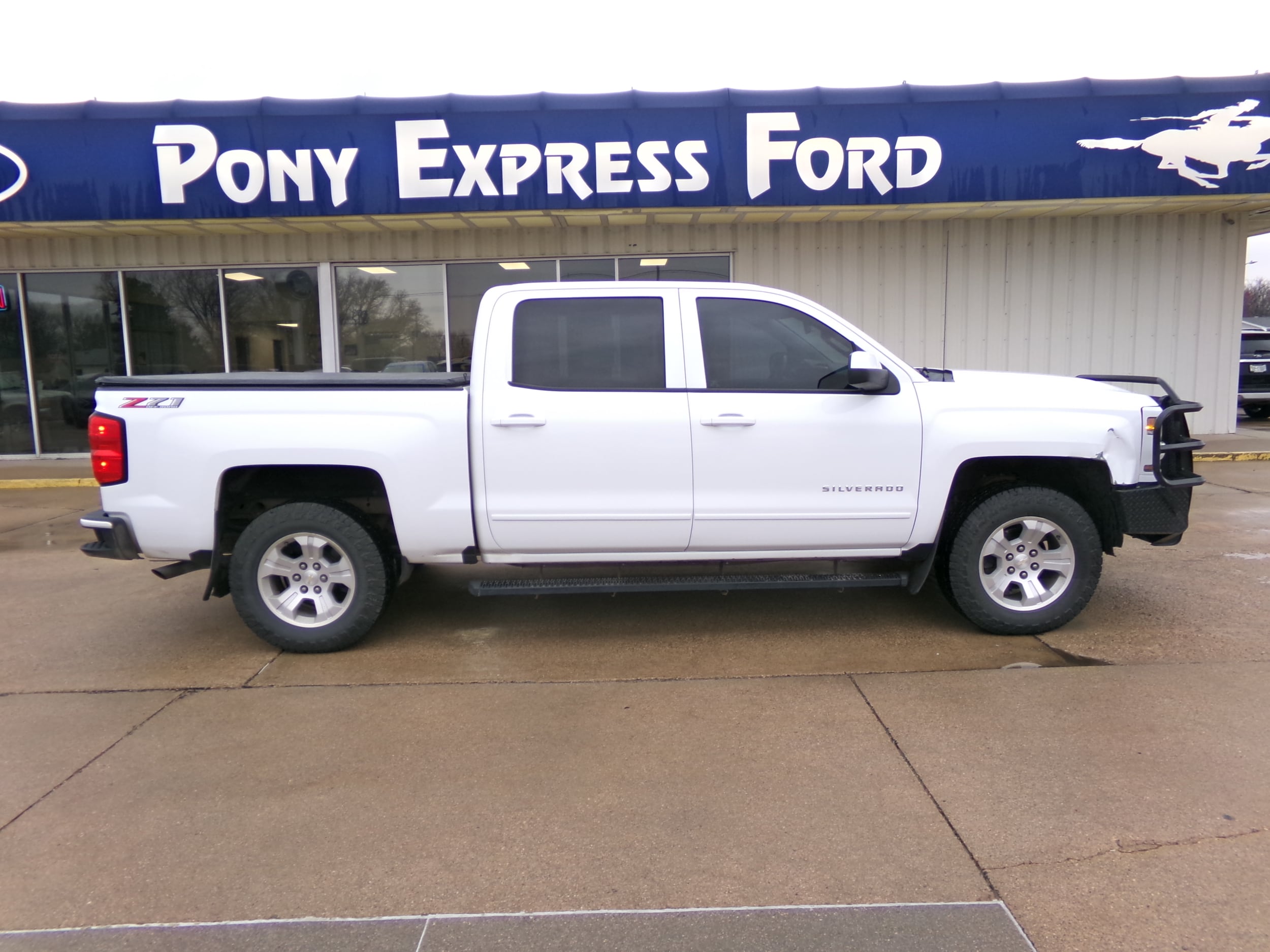 Used 2018 Chevrolet Silverado 1500 LT Z71 with VIN 3GCUKREC4JG107245 for sale in Minden, NE