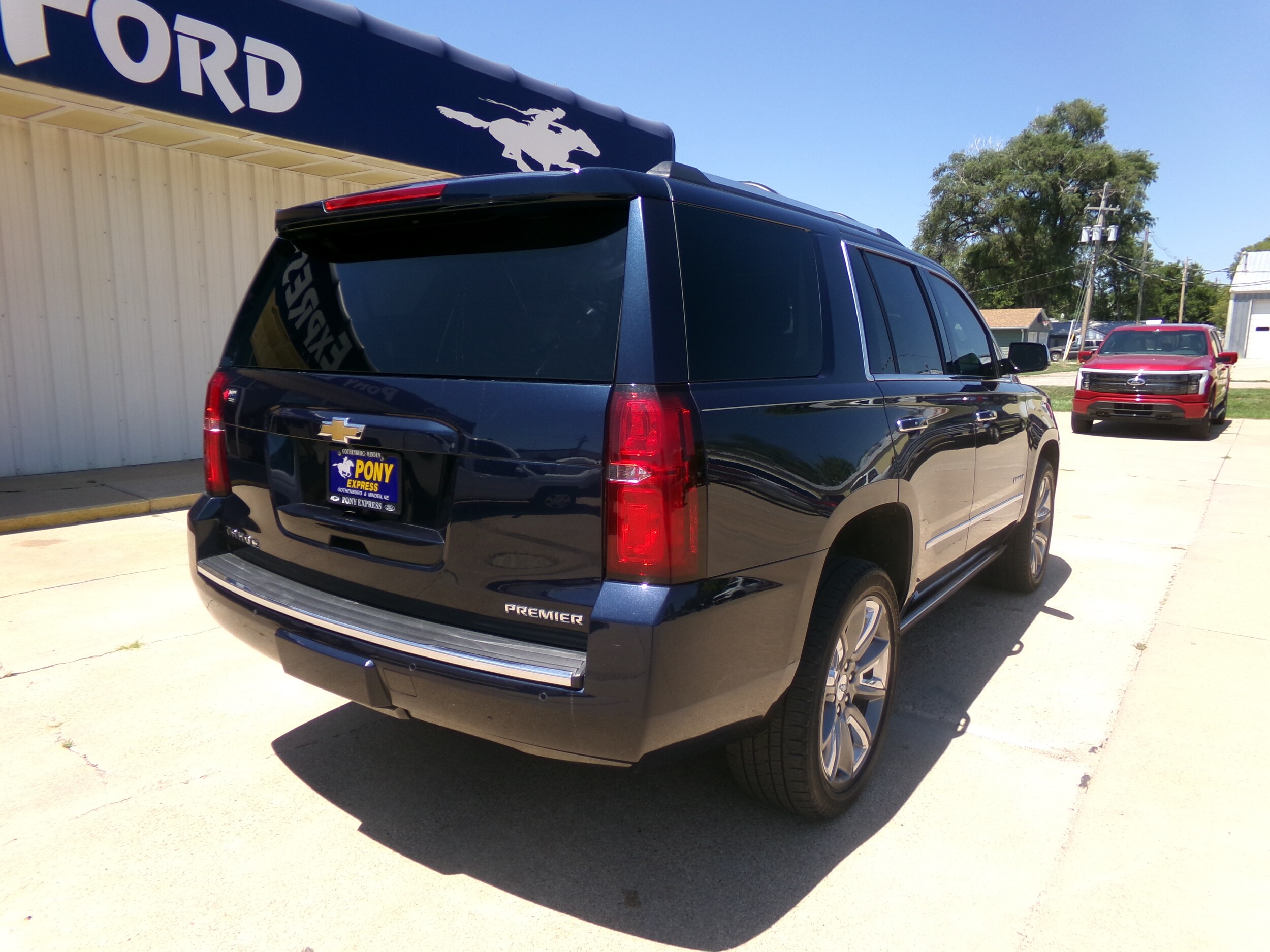 2019 Chevrolet Tahoe Premier photo 2