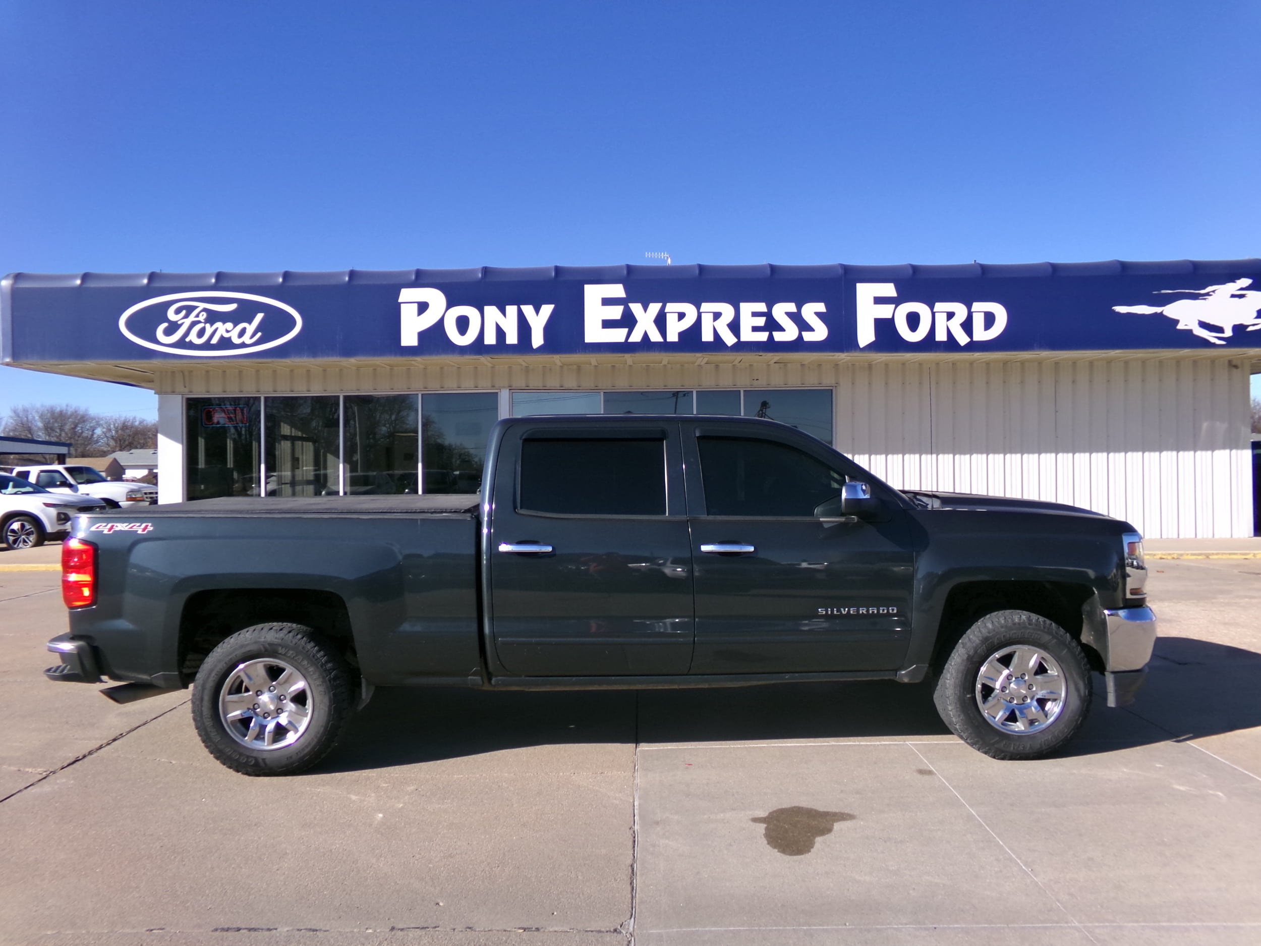 Used 2017 Chevrolet Silverado 1500 LT with VIN 1GCUKREC3HF218784 for sale in Minden, NE