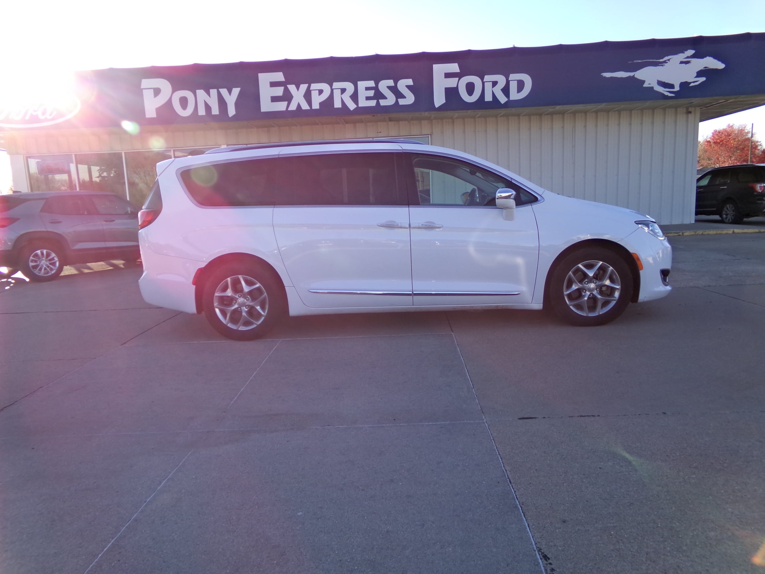 Used 2019 Chrysler Pacifica Limited with VIN 2C4RC1GG2KR597541 for sale in Minden, NE