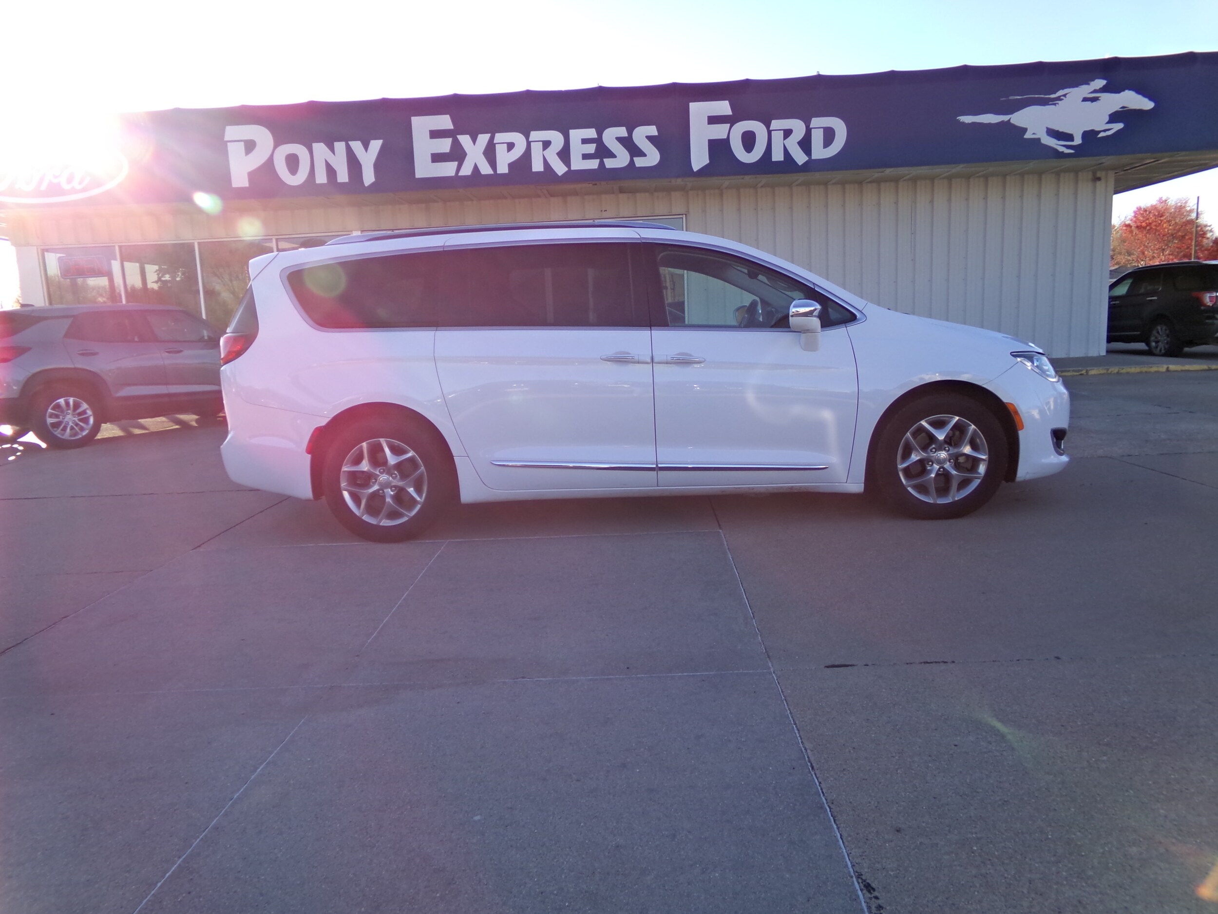 2019 Chrysler Pacifica Limited photo 2