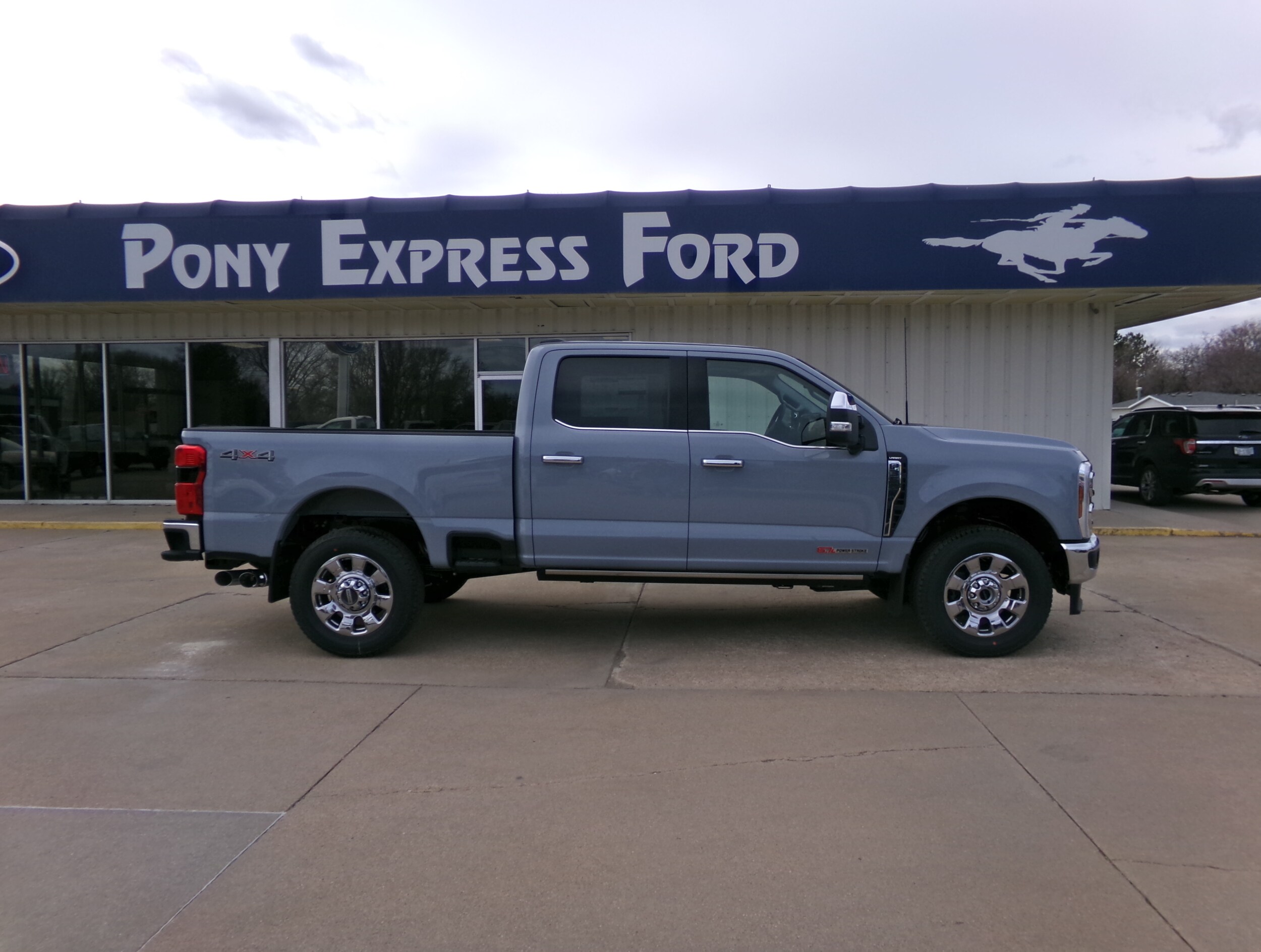 2025 Ford F-350 Lariat photo 2