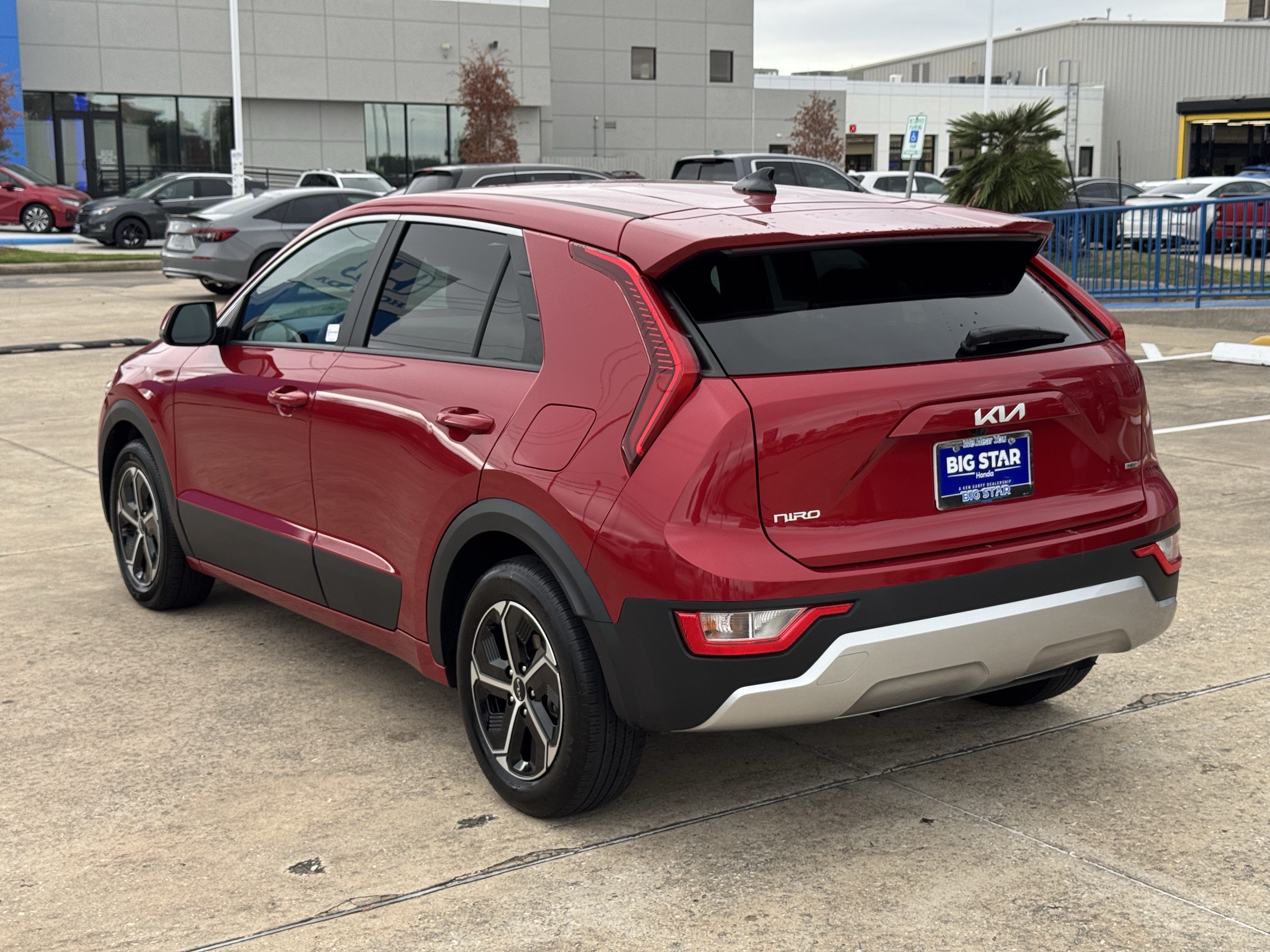 Certified 2025 Kia Niro LX SUV