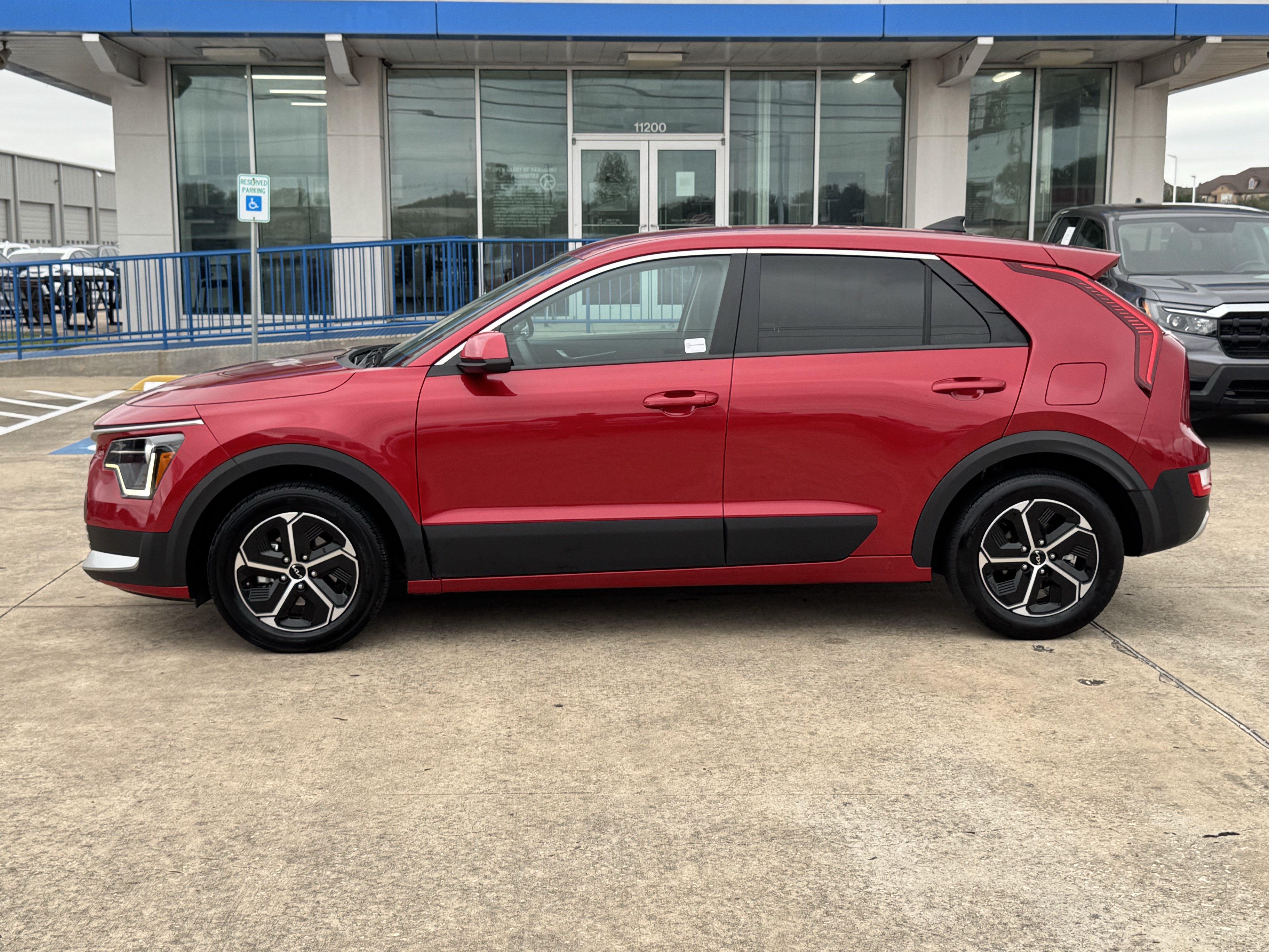 Certified 2025 Kia Niro LX SUV
