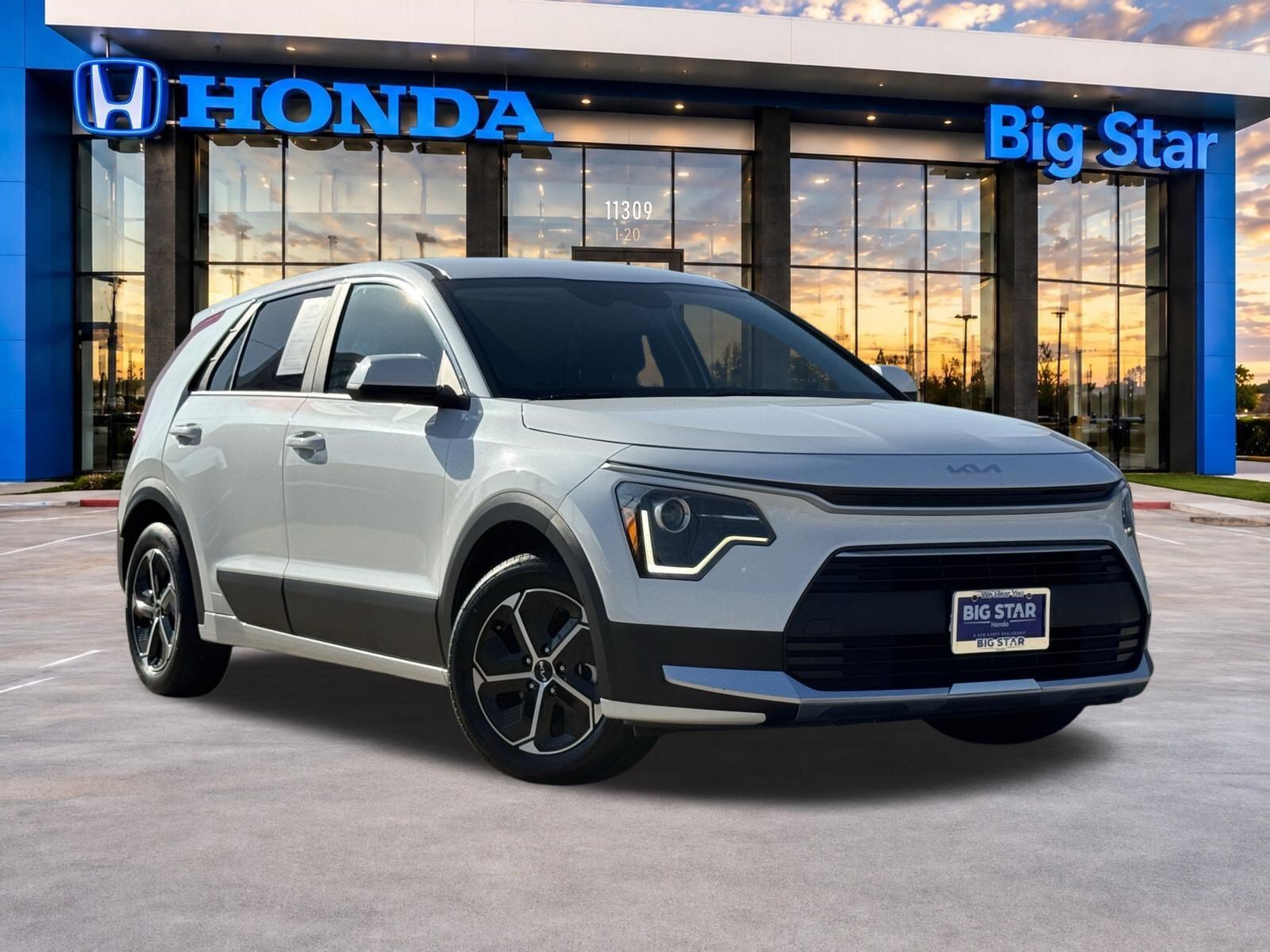 Certified 2025 Kia Niro LX SUV