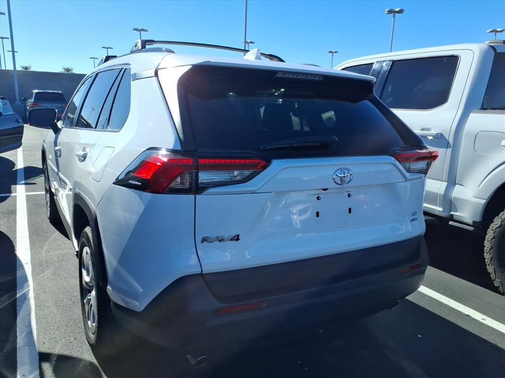 2021 Toyota RAV4 LE photo 4