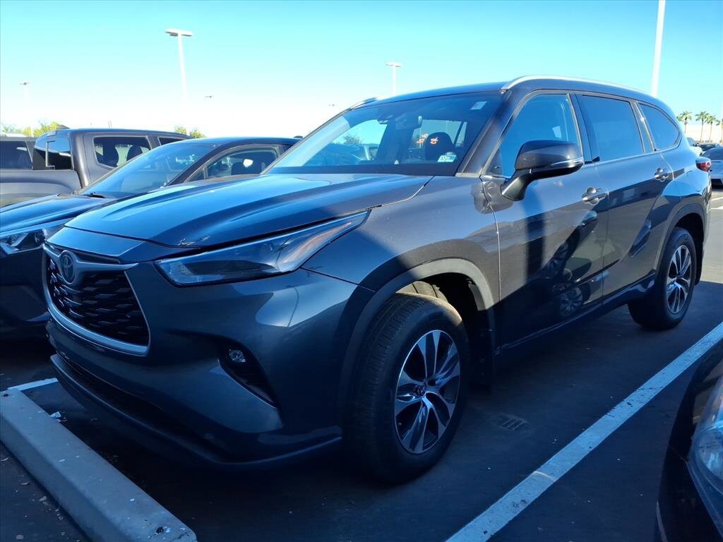2022 Toyota Highlander XLE photo 2