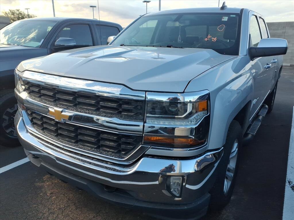2018 Chevrolet Silverado LT photo 2