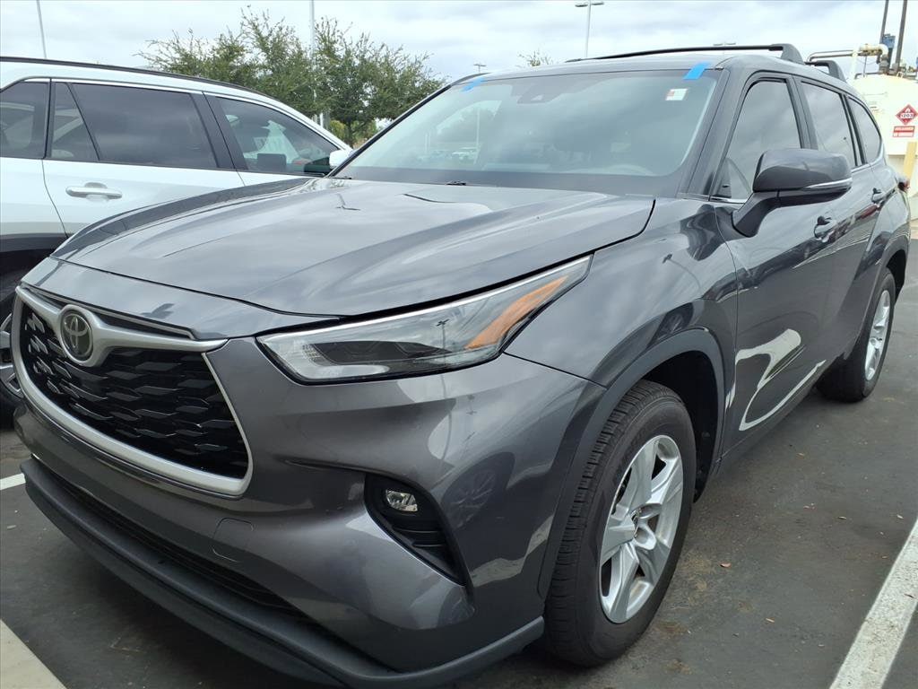 2023 Toyota Highlander LE's photo