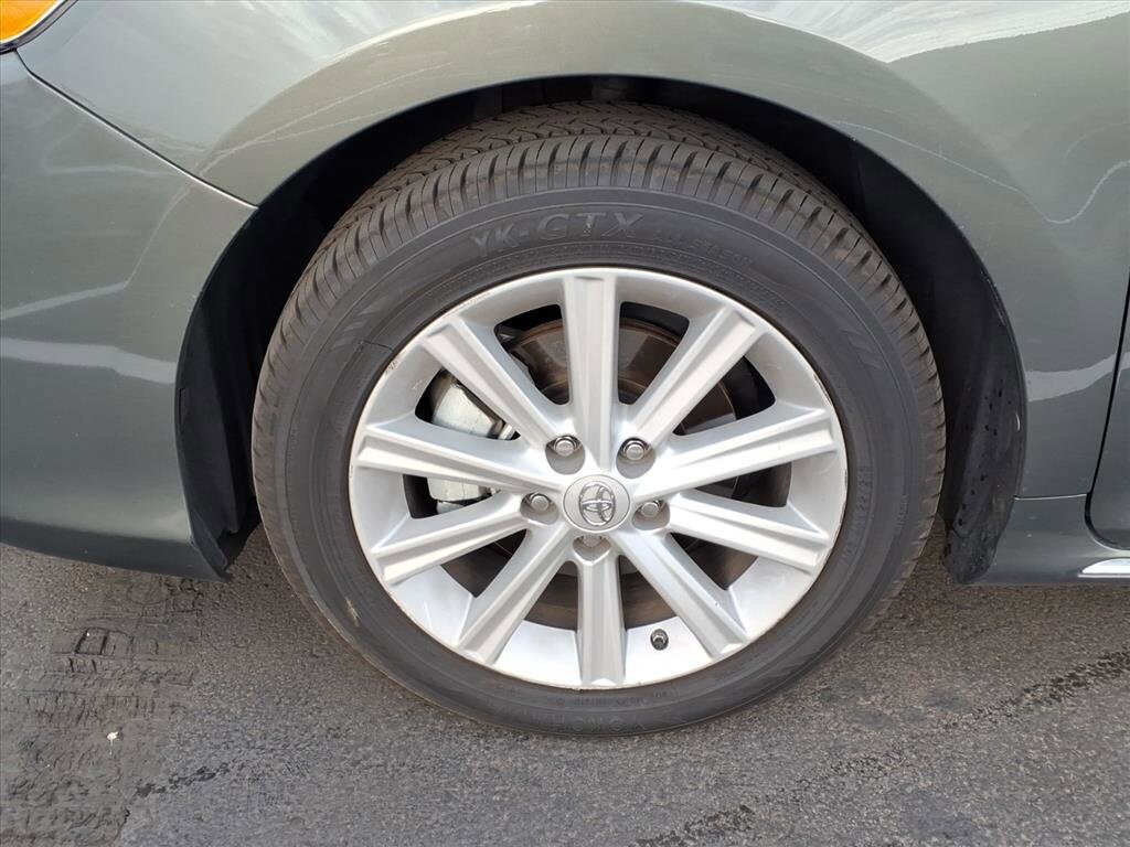 2013 Toyota Camry Hybrid XLE photo 2