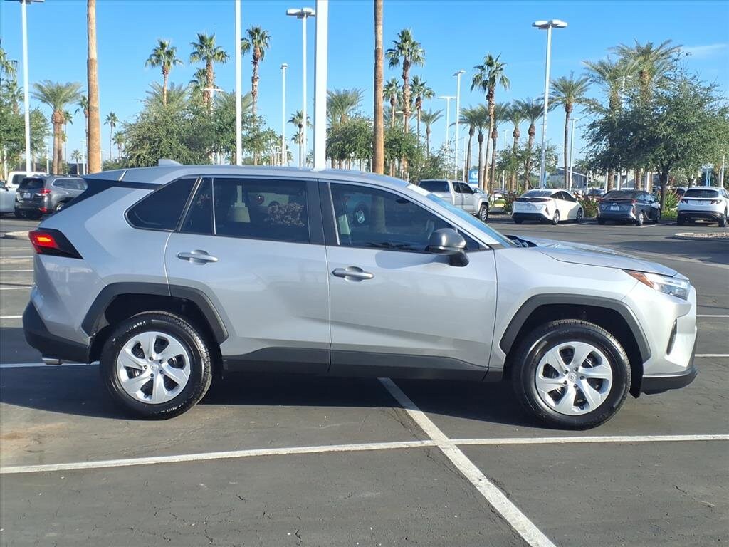 2023 Toyota RAV4 LE photo 3