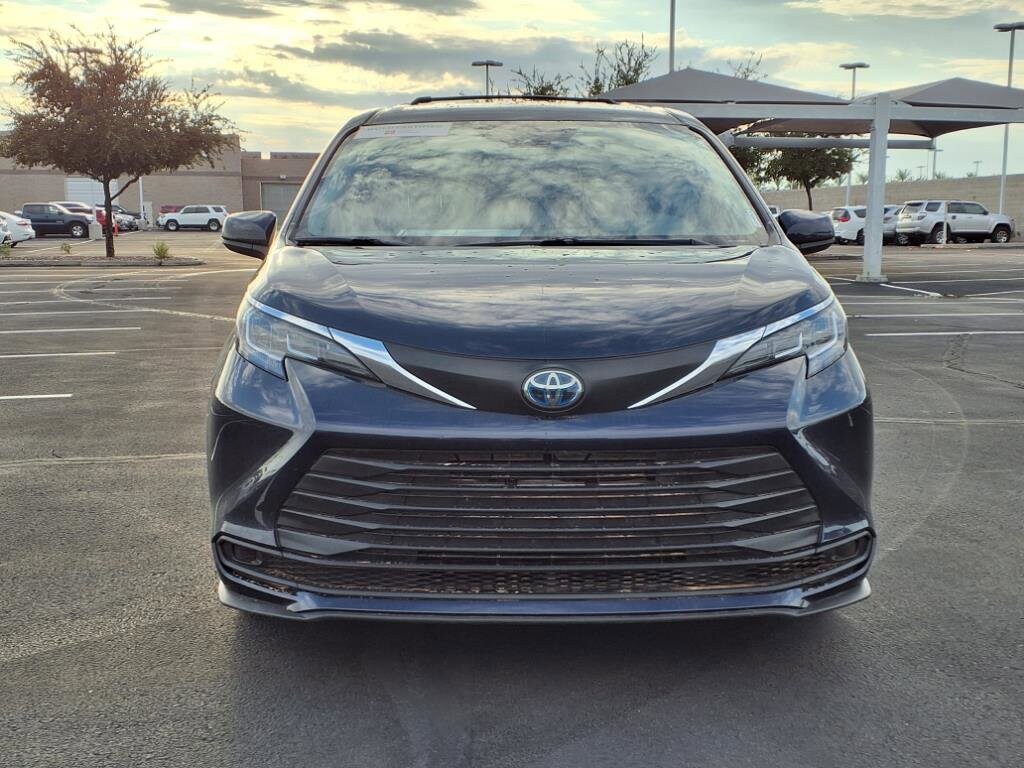 2021 Toyota Sienna LE photo 2