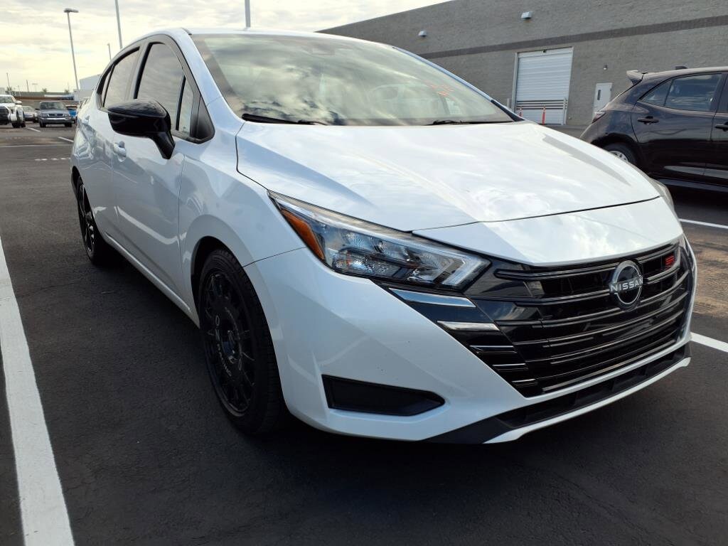 2023 Nissan Versa 1.6 SR Sedan photo 2