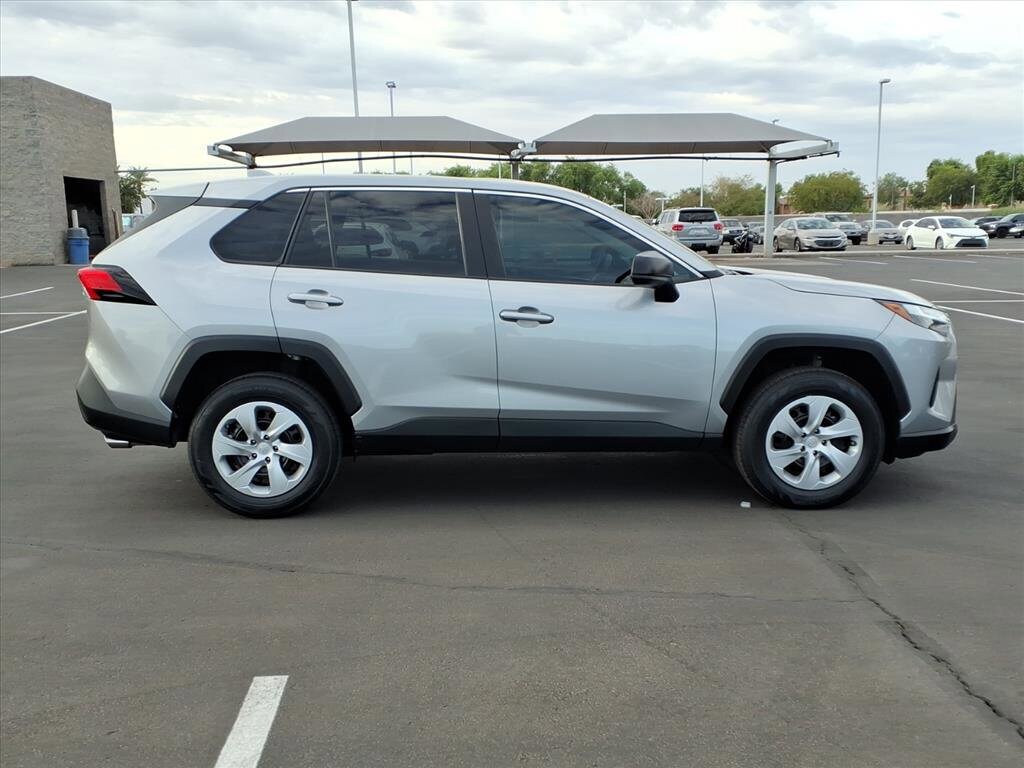 2023 Toyota RAV4 LE photo 3