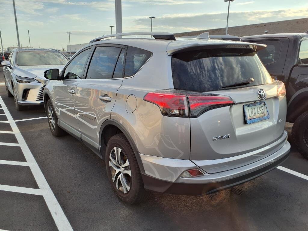 2018 Toyota RAV4 LE photo 4