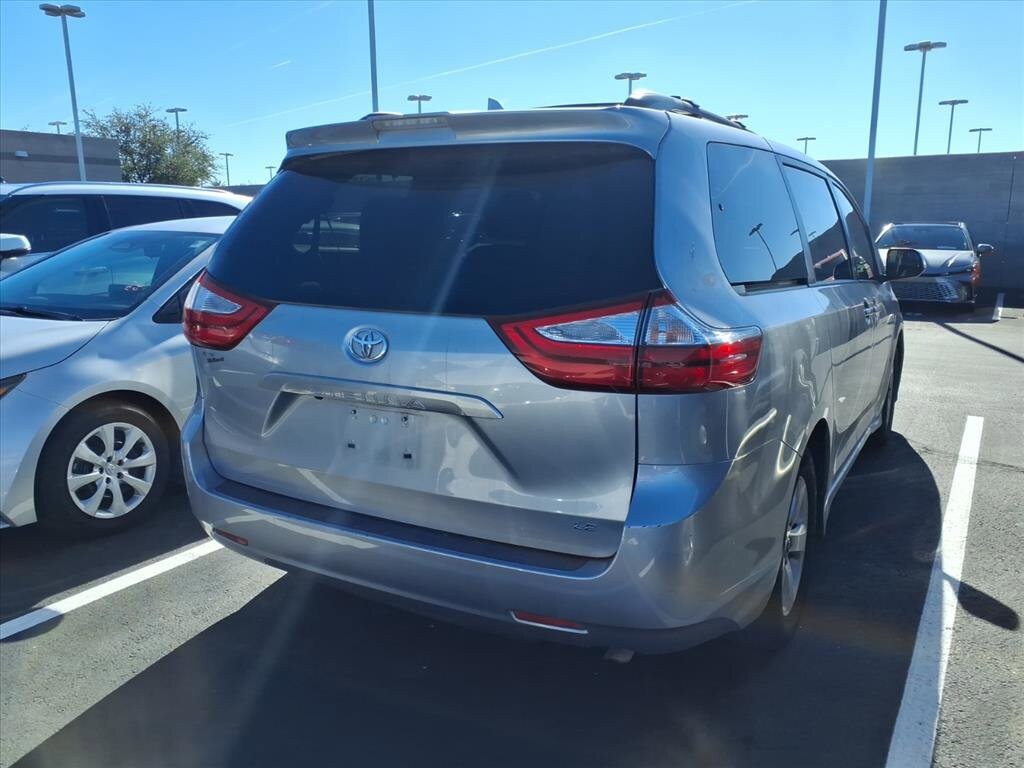 2018 Toyota Sienna LE photo 3