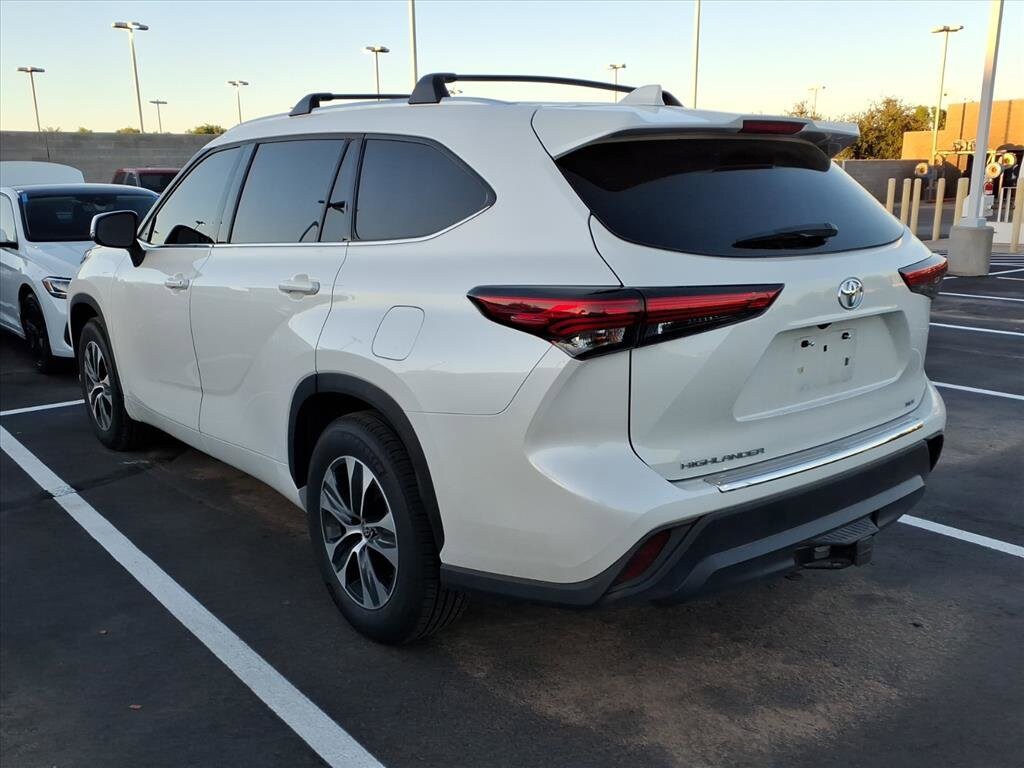 2021 Toyota Highlander XLE photo 3