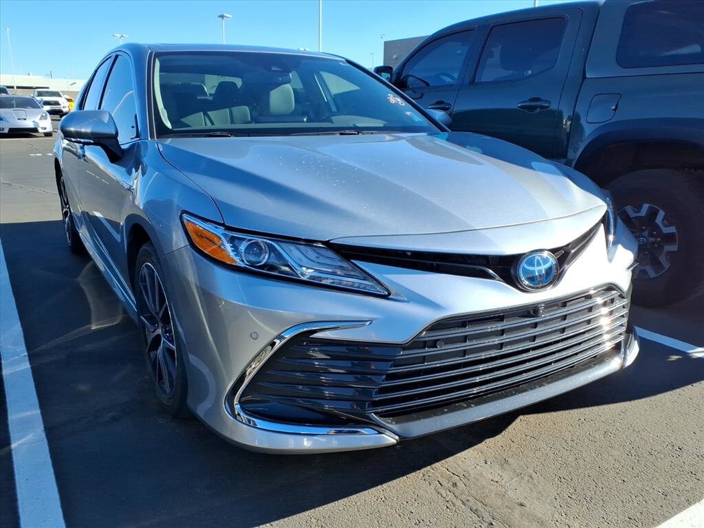 2021 Toyota Camry Hybrid XLE photo 2